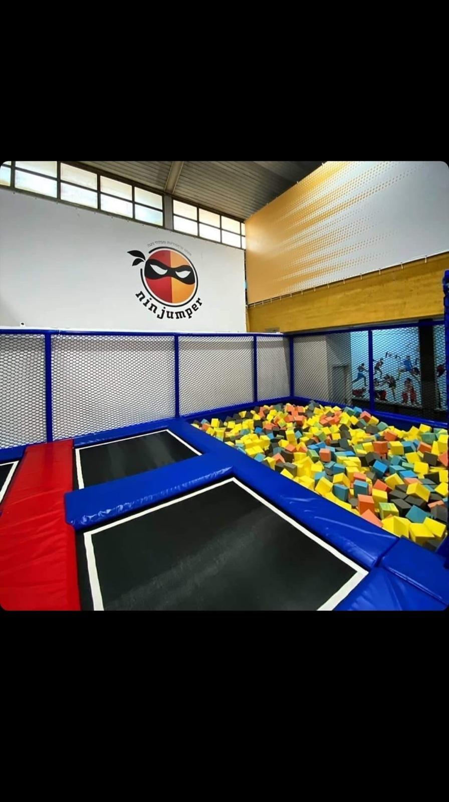 טרמפולינות ובריכת קוביות ספוג